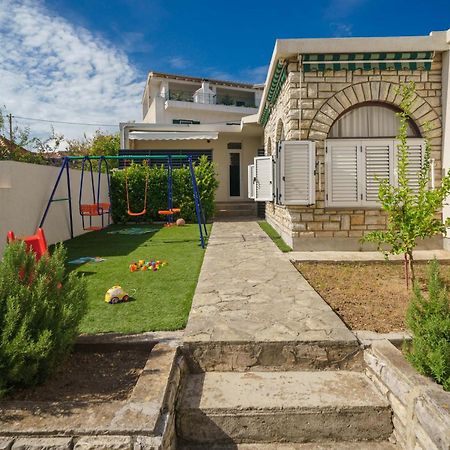 Holiday Home Oliva Водице Екстериор снимка