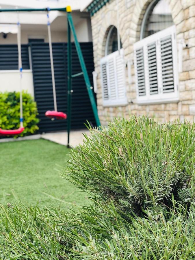 Holiday Home Oliva Водице Екстериор снимка